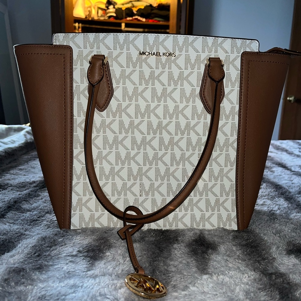 NEW WITH TAGS Micheal Kors purse
